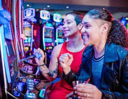 betiw ကာစီနို မြန်မာ Online Casino Platform တွင် Slots နှင့် Table Games ကစားနေသော မြင်ကွင်း